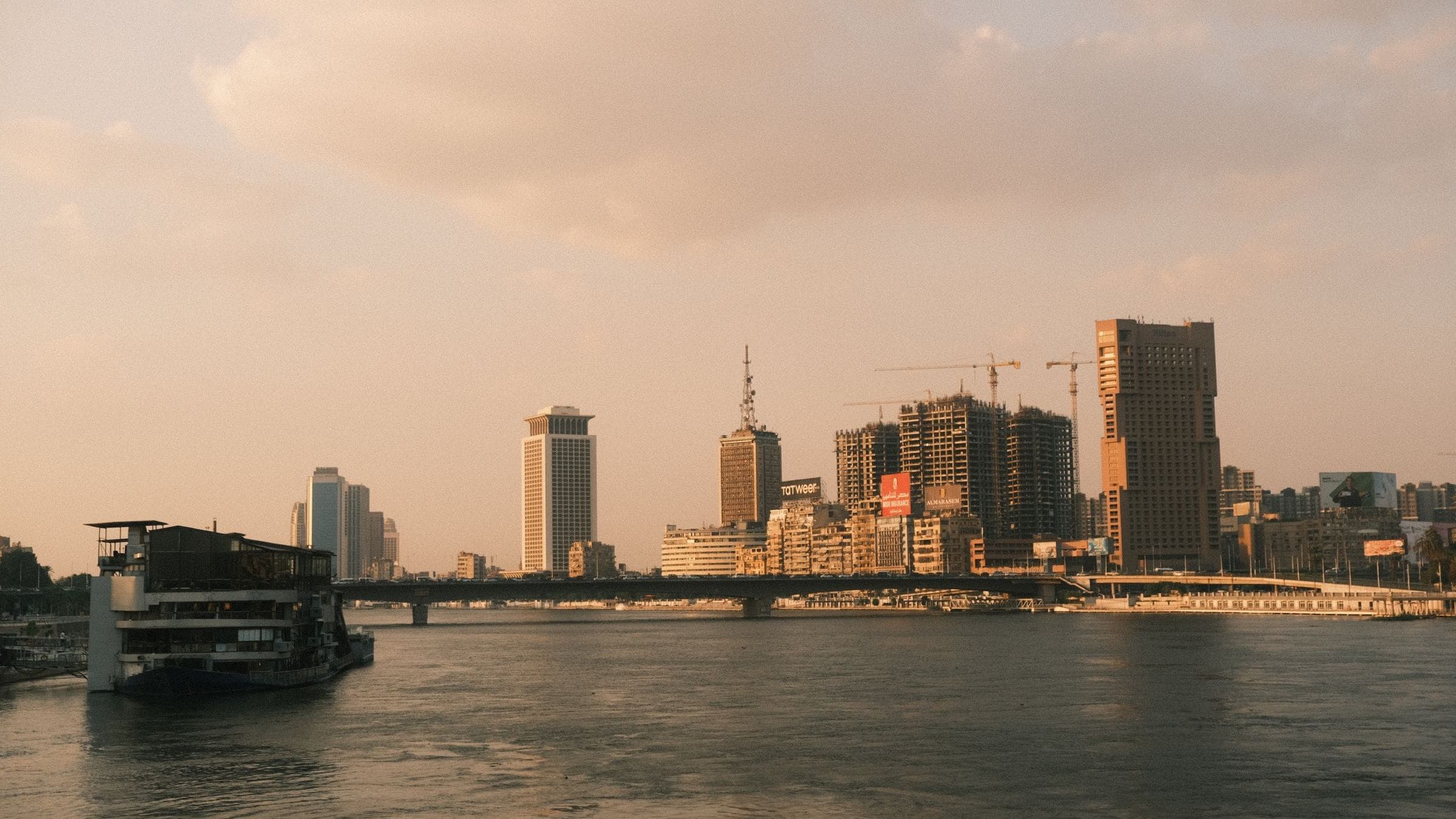 أفق القاهرة على ضفاف النيل عند الغروب